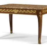 A FRENCH ORMOLU-MOUNTED MAHOGANY LOW TABLE - Foto 1