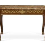A FRENCH ORMOLU-MOUNTED MAHOGANY LOW TABLE - Foto 2