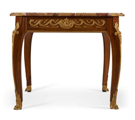 A FRENCH ORMOLU-MOUNTED MAHOGANY LOW TABLE - Foto 4