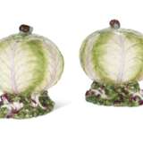 A PAIR OF VIENNA PORCELAIN LETTUCE-FORM POT POURRI VASES AND COVERS - фото 1