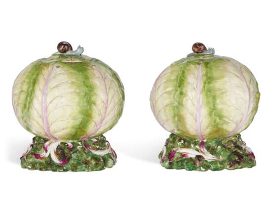 A PAIR OF VIENNA PORCELAIN LETTUCE-FORM POT POURRI VASES AND COVERS - фото 2