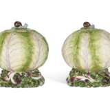 A PAIR OF VIENNA PORCELAIN LETTUCE-FORM POT POURRI VASES AND COVERS - фото 2