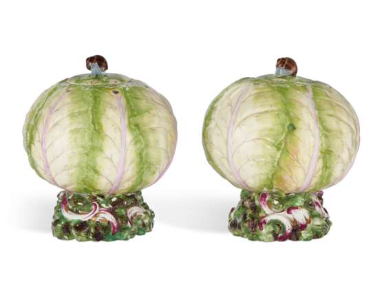 A PAIR OF VIENNA PORCELAIN LETTUCE-FORM POT POURRI VASES AND COVERS - фото 3
