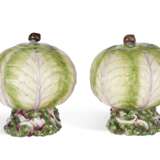 A PAIR OF VIENNA PORCELAIN LETTUCE-FORM POT POURRI VASES AND COVERS - фото 4
