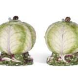 A PAIR OF VIENNA PORCELAIN LETTUCE-FORM POT POURRI VASES AND COVERS - фото 5