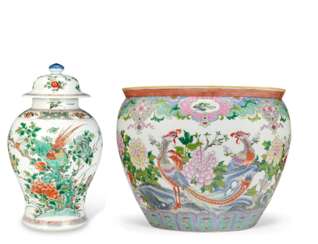 A CHINESE FAMILLE VERTE PORCELAIN JAR AND COVER AND JARDINIERE