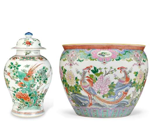 A CHINESE FAMILLE VERTE PORCELAIN JAR AND COVER AND JARDINIERE - photo 1