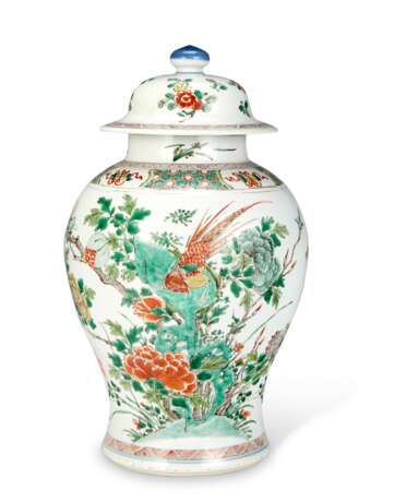 A CHINESE FAMILLE VERTE PORCELAIN JAR AND COVER AND JARDINIERE - photo 2