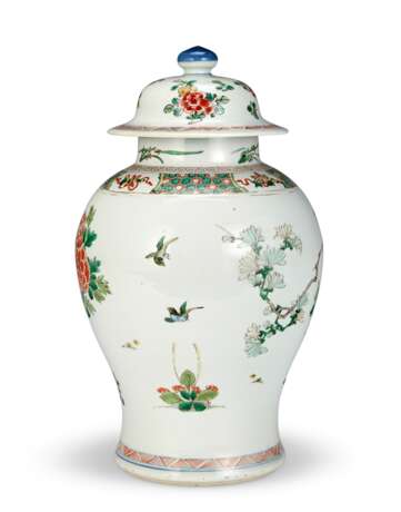 A CHINESE FAMILLE VERTE PORCELAIN JAR AND COVER AND JARDINIERE - photo 3