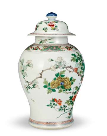 A CHINESE FAMILLE VERTE PORCELAIN JAR AND COVER AND JARDINIERE - photo 4