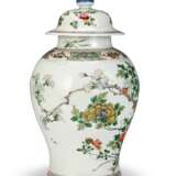 A CHINESE FAMILLE VERTE PORCELAIN JAR AND COVER AND JARDINIERE - photo 4