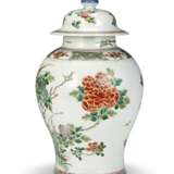 A CHINESE FAMILLE VERTE PORCELAIN JAR AND COVER AND JARDINIERE - photo 5