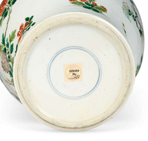A CHINESE FAMILLE VERTE PORCELAIN JAR AND COVER AND JARDINIERE - photo 6
