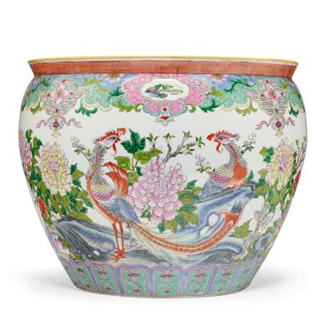 A CHINESE FAMILLE VERTE PORCELAIN JAR AND COVER AND JARDINIERE - photo 7