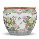 A CHINESE FAMILLE VERTE PORCELAIN JAR AND COVER AND JARDINIERE - photo 8