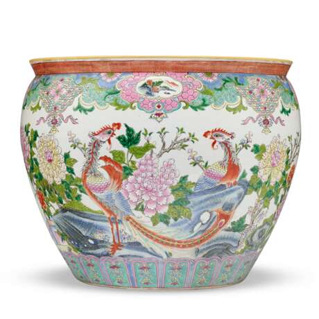 A CHINESE FAMILLE VERTE PORCELAIN JAR AND COVER AND JARDINIERE - photo 9