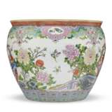 A CHINESE FAMILLE VERTE PORCELAIN JAR AND COVER AND JARDINIERE - photo 10
