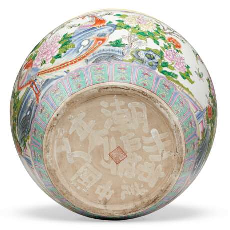 A CHINESE FAMILLE VERTE PORCELAIN JAR AND COVER AND JARDINIERE - photo 11