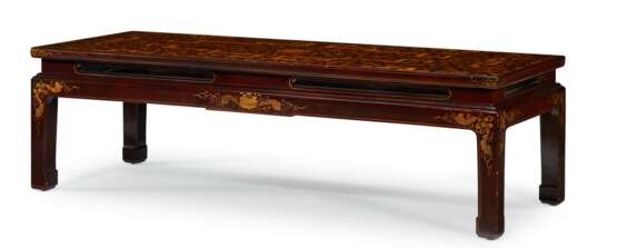 A CHINESE PAINTED BROWN AND GILT LACQUER LOW TABLE - фото 1