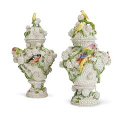 A PAIR OF LARGE MEISSEN PORCELAIN SCHNEEBALLEN VASES AND COVERS