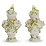 A PAIR OF LARGE MEISSEN PORCELAIN SCHNEEBALLEN VASES AND COVERS - photo 2