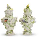 A PAIR OF LARGE MEISSEN PORCELAIN SCHNEEBALLEN VASES AND COVERS - photo 3