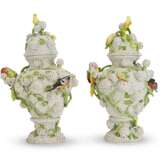 A PAIR OF LARGE MEISSEN PORCELAIN SCHNEEBALLEN VASES AND COVERS - photo 4