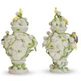 A PAIR OF LARGE MEISSEN PORCELAIN SCHNEEBALLEN VASES AND COVERS - photo 5