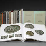 CHINESE BRONZES AND WORKS OF ART - A group of approximately 122 publications on Chinese bronzes and works of art. - photo 1
