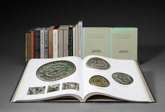 CHINESE BRONZES AND WORKS OF ART - A group of approximately 122 publications on Chinese bronzes and works of art. - Foto 1