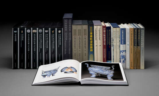 CHINESE CERAMICS - A group of approximately 28 publications on Chinese ceramics. - Foto 1