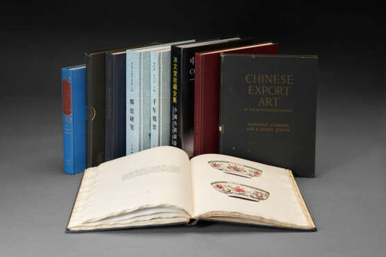 CHINESE EXPORT ART AND CERAMICS - A group of approximately 19 publications on Chinese export art and ceramics. - photo 1