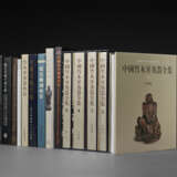 CHINESE CARVING ARTS - A group of approximately 18 publications on Chinese carving arts. - Foto 1