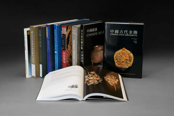 CHINESE GOLD AND SILVER WARES - A group of approximately 31 publications on Chinese gold and silver wares. - Foto 1