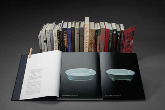 CHINESE ART MUSEUM EXHIBITION CATALOGUES - A group of approximately 46 Chinese art museum exhibition catalogues. - photo 1