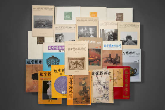 ART AND CULTURAL JOURNALS - A group of approximately 126 publications on art and cultural journals. - photo 1