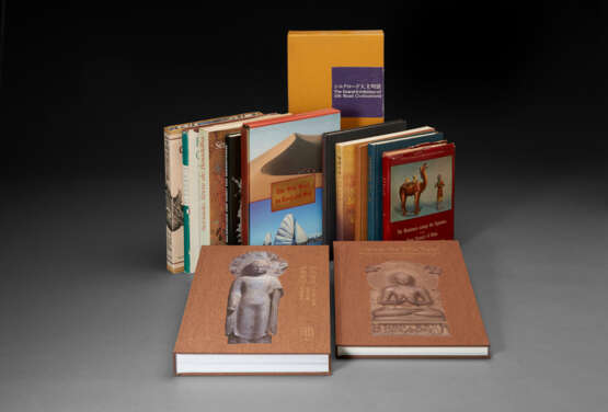 ASIAN ART - A group of approximately 76 publications on Asian art and the Silk Road. - Foto 1