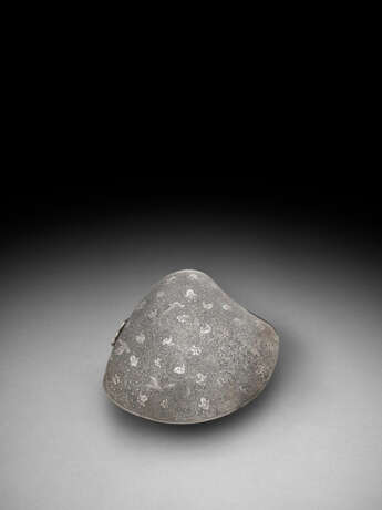 A VERY RARE LARGE AND FINELY CHASED SILVER SHELL-FORM BOX - фото 1
