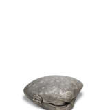 A VERY RARE LARGE AND FINELY CHASED SILVER SHELL-FORM BOX - фото 3