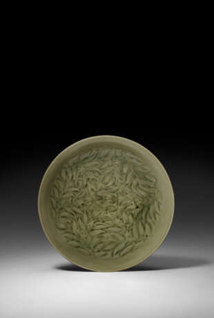 A MOLDED YAOZHOU CELADON `FISH AND WATER WEEDS’ BOWL - фото 1