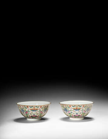A PAIR OF FAMILLE-ROSE BOWLS - фото 1
