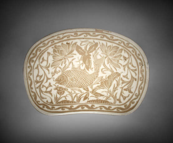 A EXCEPTIONALLY RARE CARVED DING BEAN-SHAPED PILLOW - фото 4