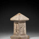 AN INSCRIBED AND DATED RED SANDSTONE BUDDHIST STELE - Foto 1