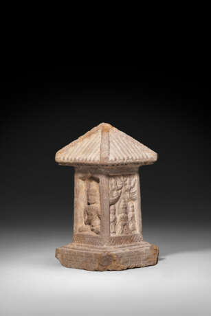 AN INSCRIBED AND DATED RED SANDSTONE BUDDHIST STELE - Foto 1