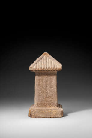 AN INSCRIBED AND DATED RED SANDSTONE BUDDHIST STELE - Foto 3