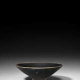 A JIZHOU LEAF-DECORATED TEA BOWL - фото 2