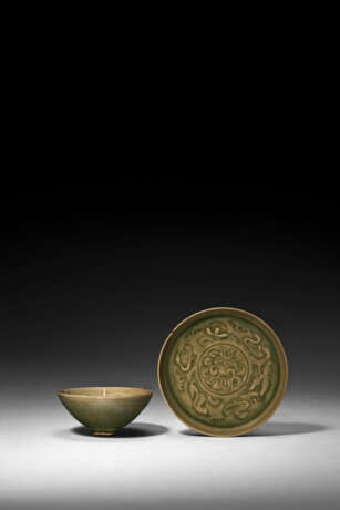 A MOLDED YAOZHOU CELADON `DUCK AND LOTUS’ BOWL AND A SAUCER - фото 1
