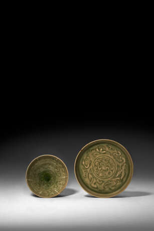 A MOLDED YAOZHOU CELADON `DUCK AND LOTUS’ BOWL AND A SAUCER - фото 2