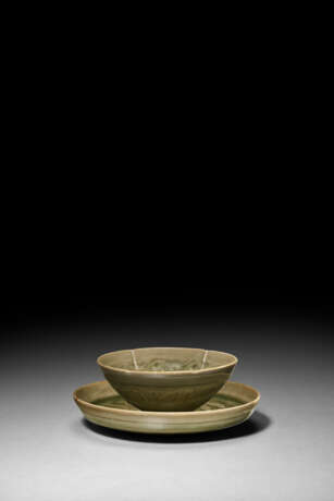 A MOLDED YAOZHOU CELADON `DUCK AND LOTUS’ BOWL AND A SAUCER - photo 3