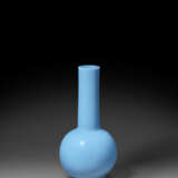 AN IMPERIAL TURQUOISE-BLUE GLASS BOTTLE VASE - Foto 1